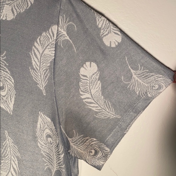 LulaRoe classic tee jacquard with feathers - Picture 4 of 5